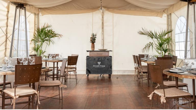  Amplio espacio cubierto con una elegante carpa. 