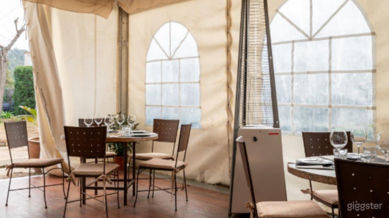 Amplio espacio cubierto con una elegante carpa. Photo 2