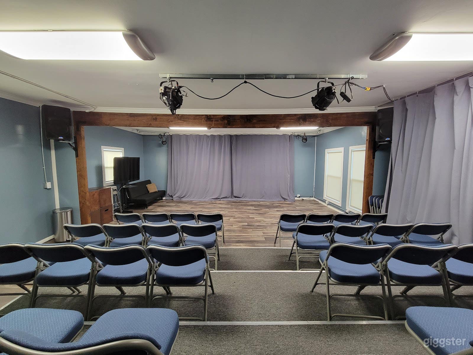 Spacious Studio Right on Melrose Photo 3