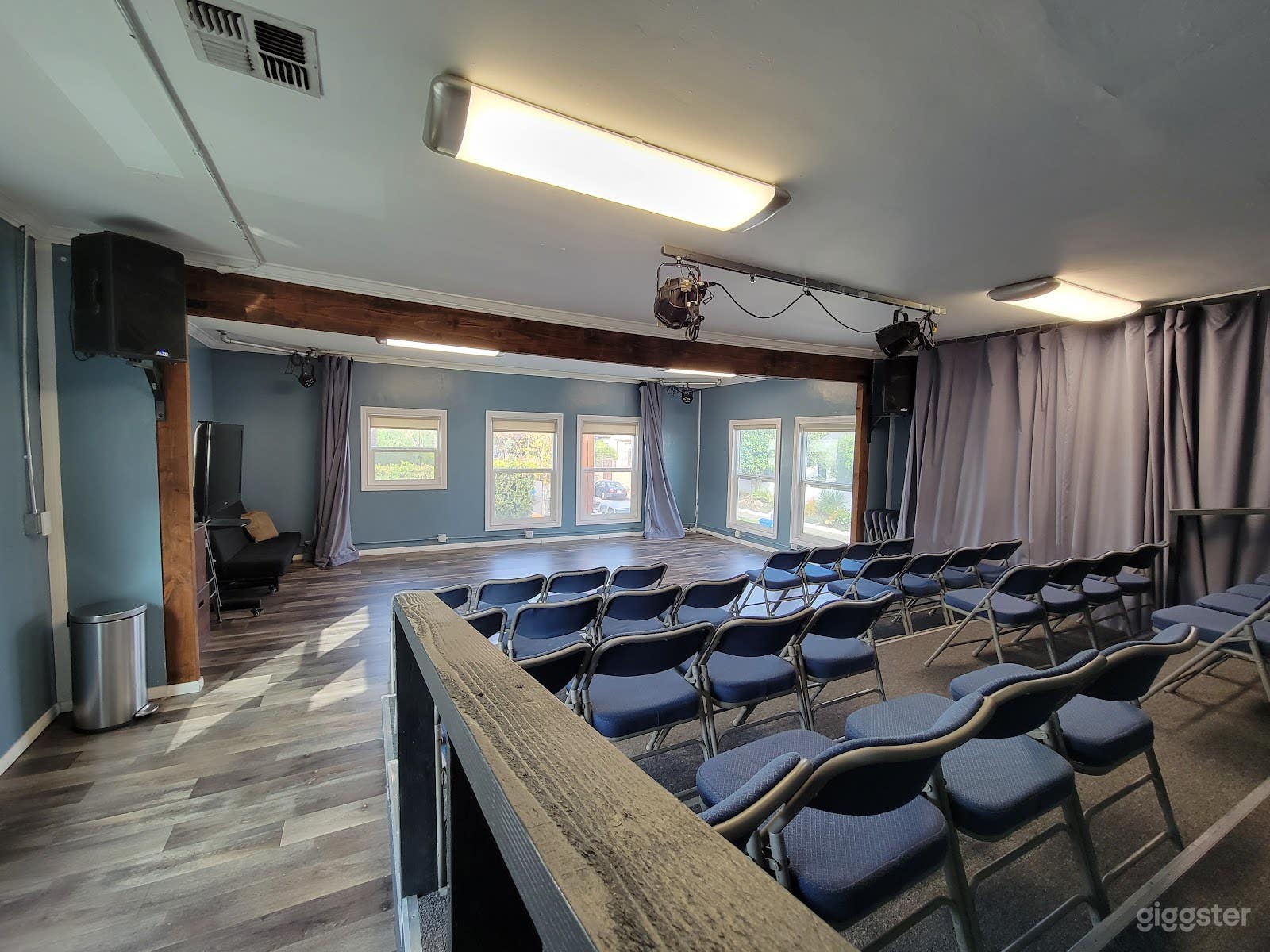 Spacious Studio Right on Melrose Photo 2