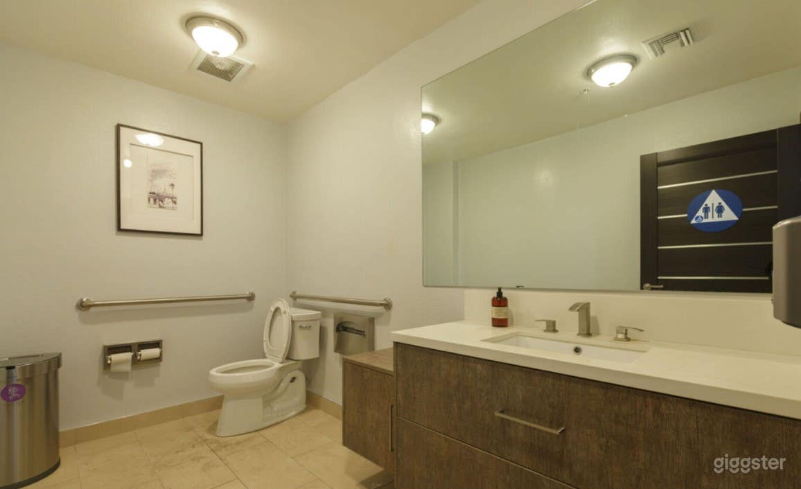 Cozy Dispensary Office Space Photo 4