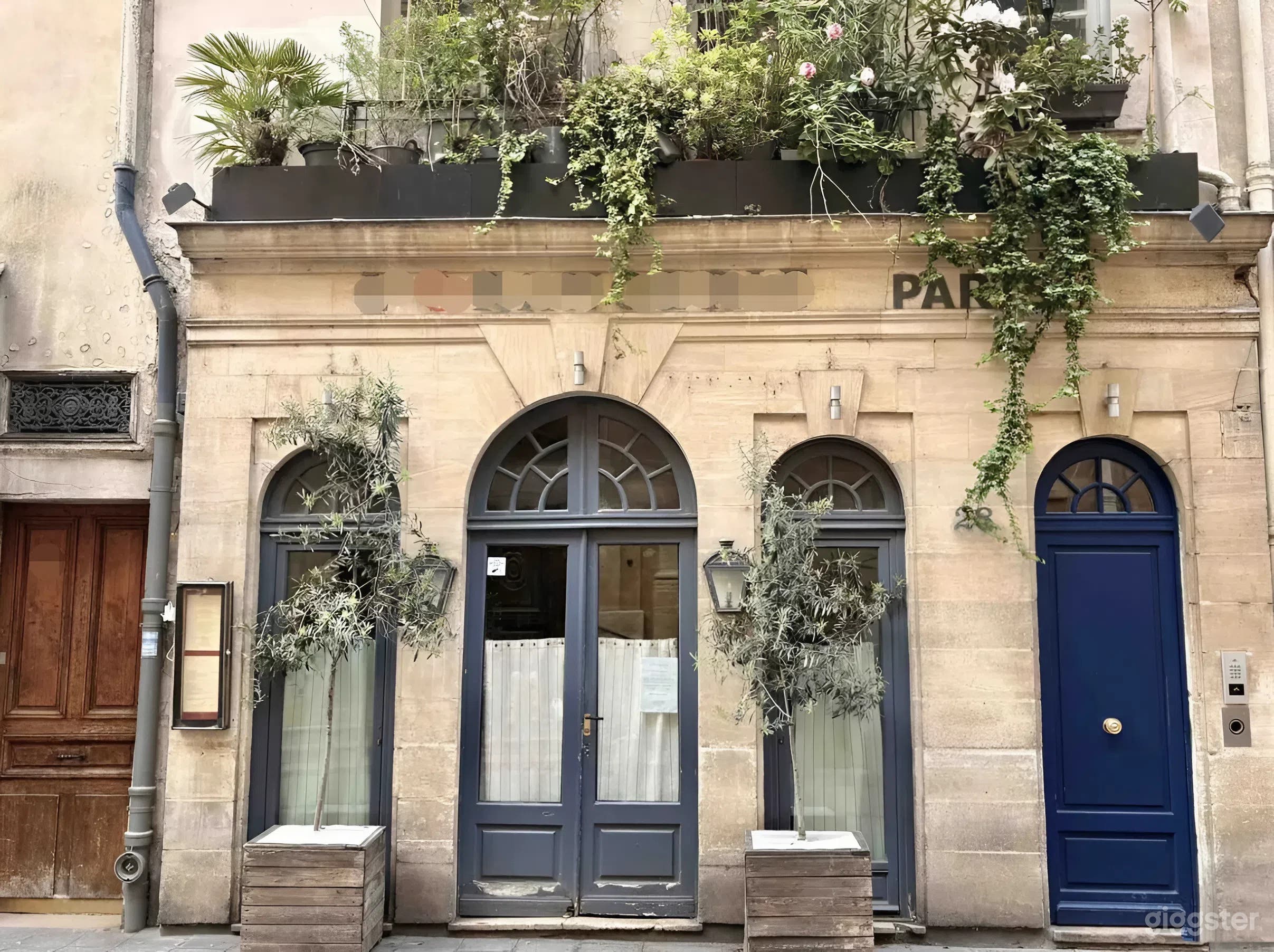 Photo de Restaurant français élégant avec ambiance classique 1