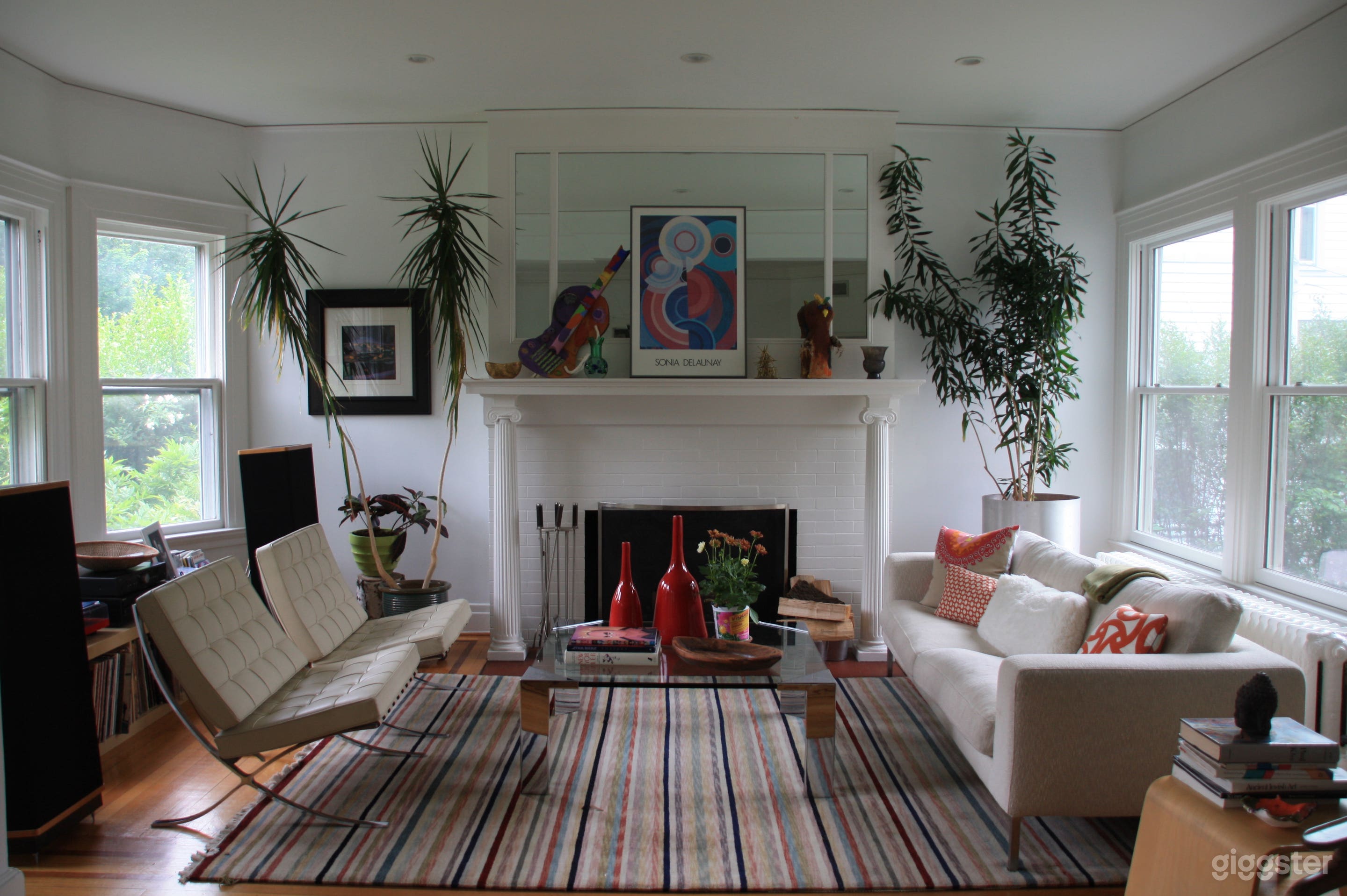 Stylish suburban home w/ large, colorful kitchen Photo 2