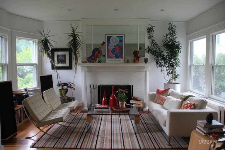  Stylish suburban home w/ large, colorful kitchen 