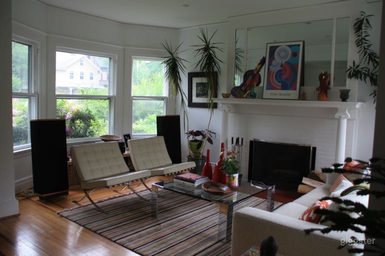  Stylish suburban home w/ large, colorful kitchen 