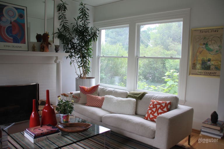  Stylish suburban home w/ large, colorful kitchen 