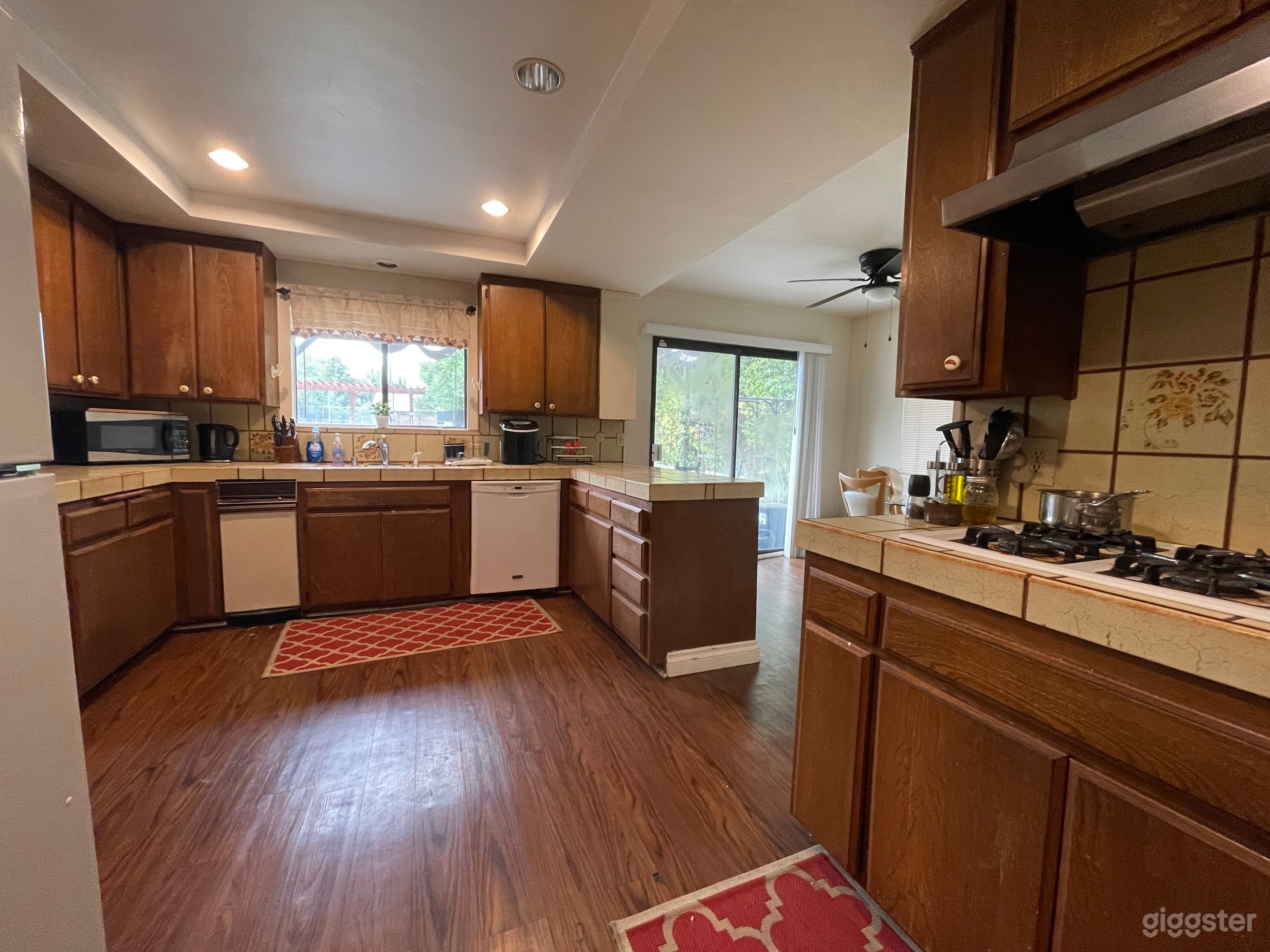 Charming 80’s Kitchen! Wood cabinets, tile countertops and range hood! Photo 4