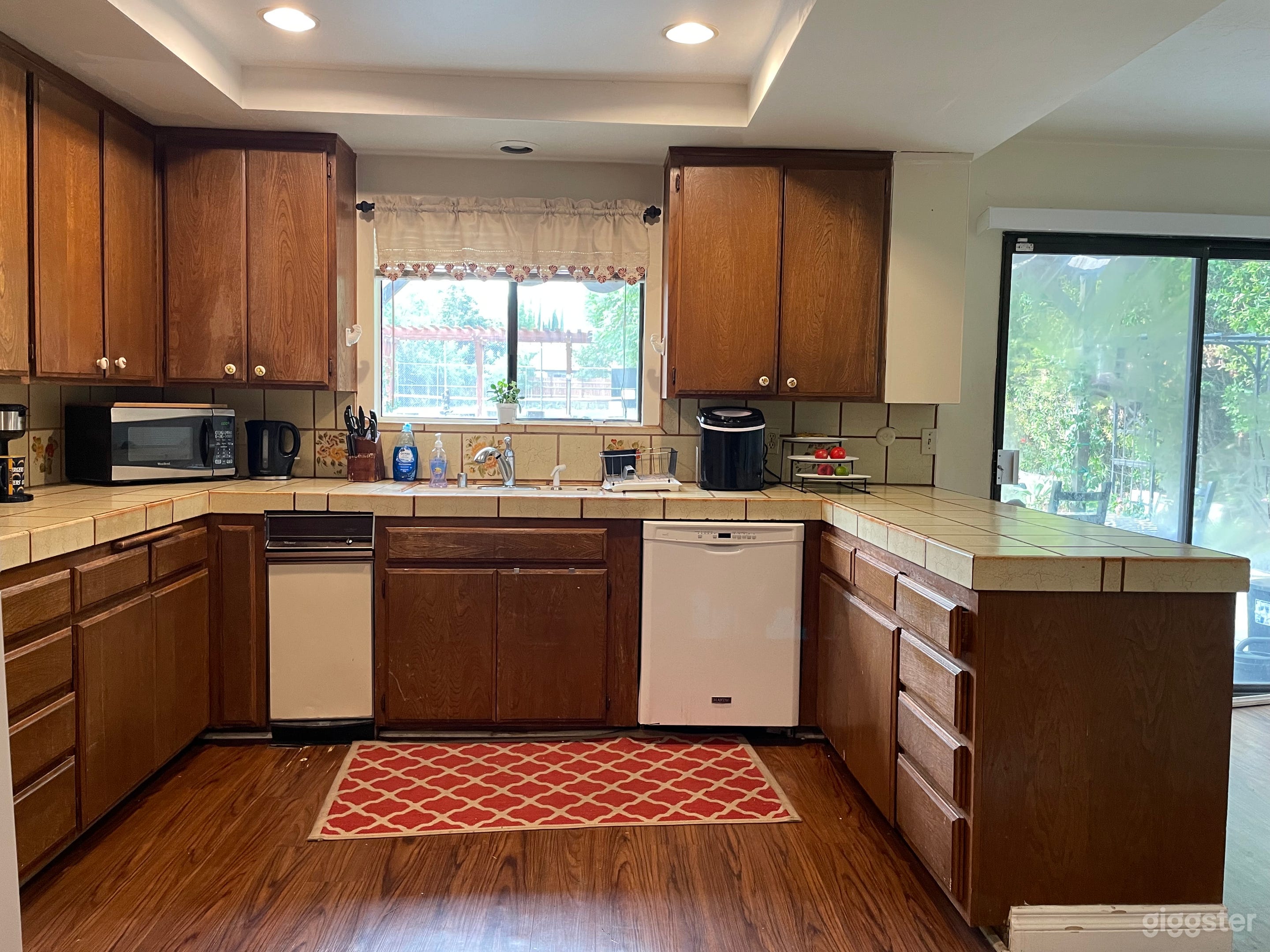Charming 80’s Kitchen! Wood cabinets, tile countertops and range hood! Photo 3