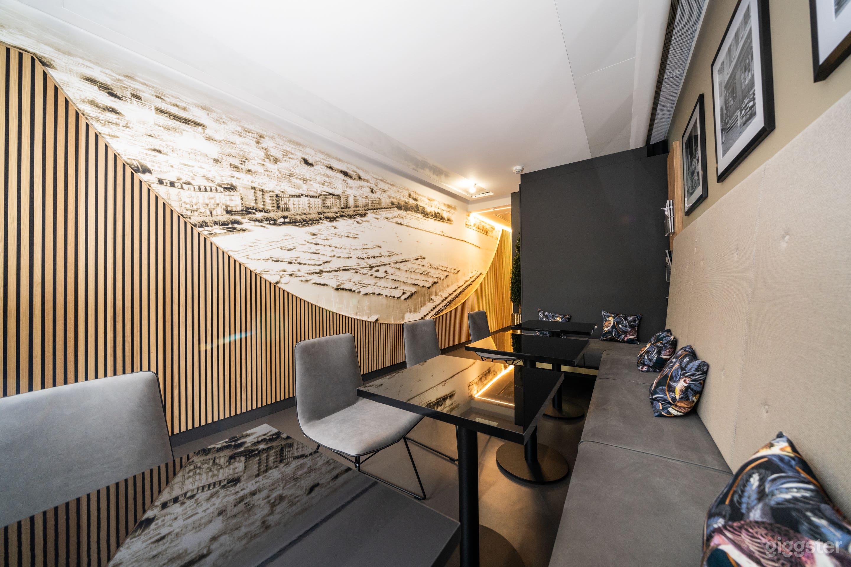 Professional Lounge for Corporate Gatherings Photo 2