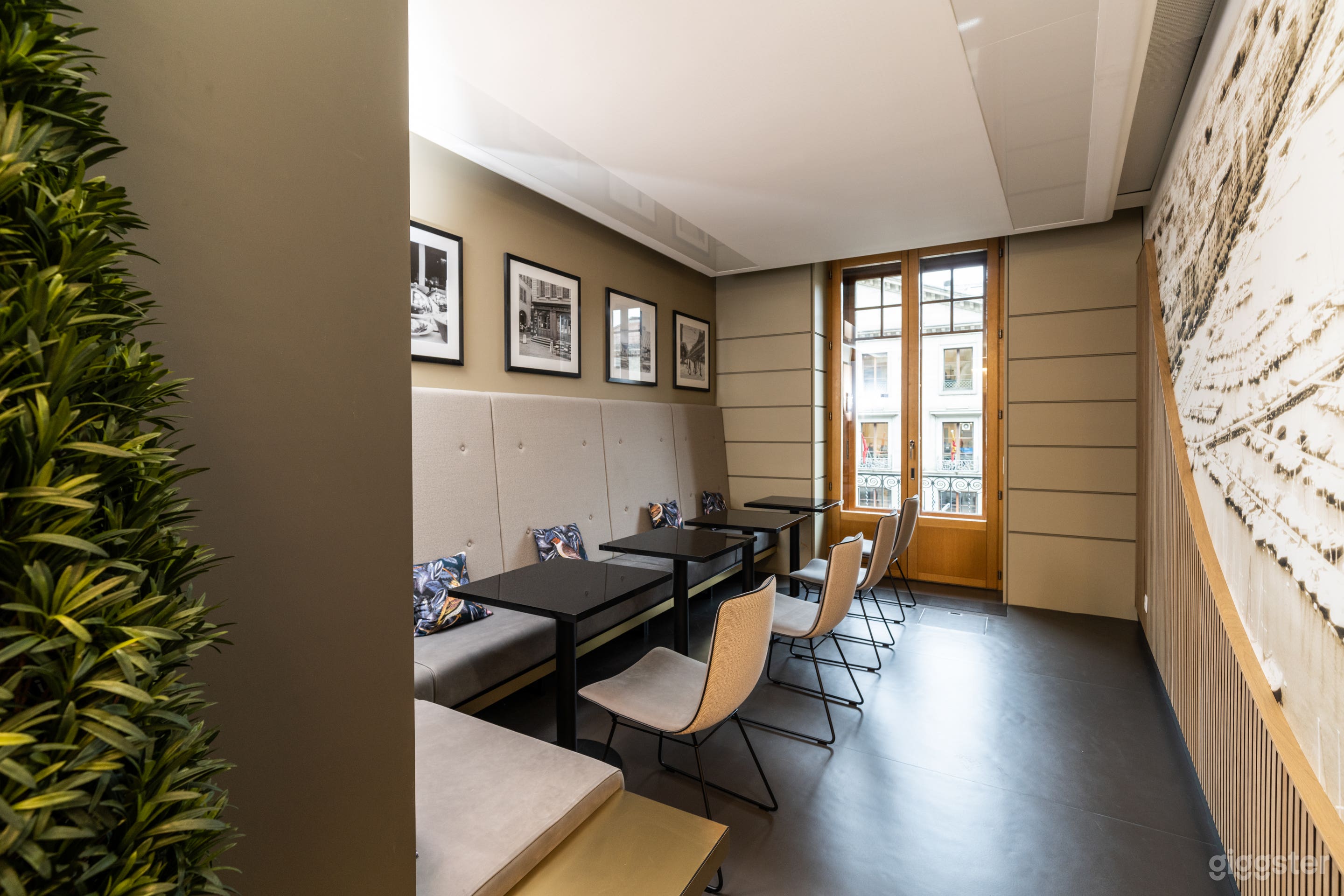 Professional Lounge for Corporate Gatherings Photo 1