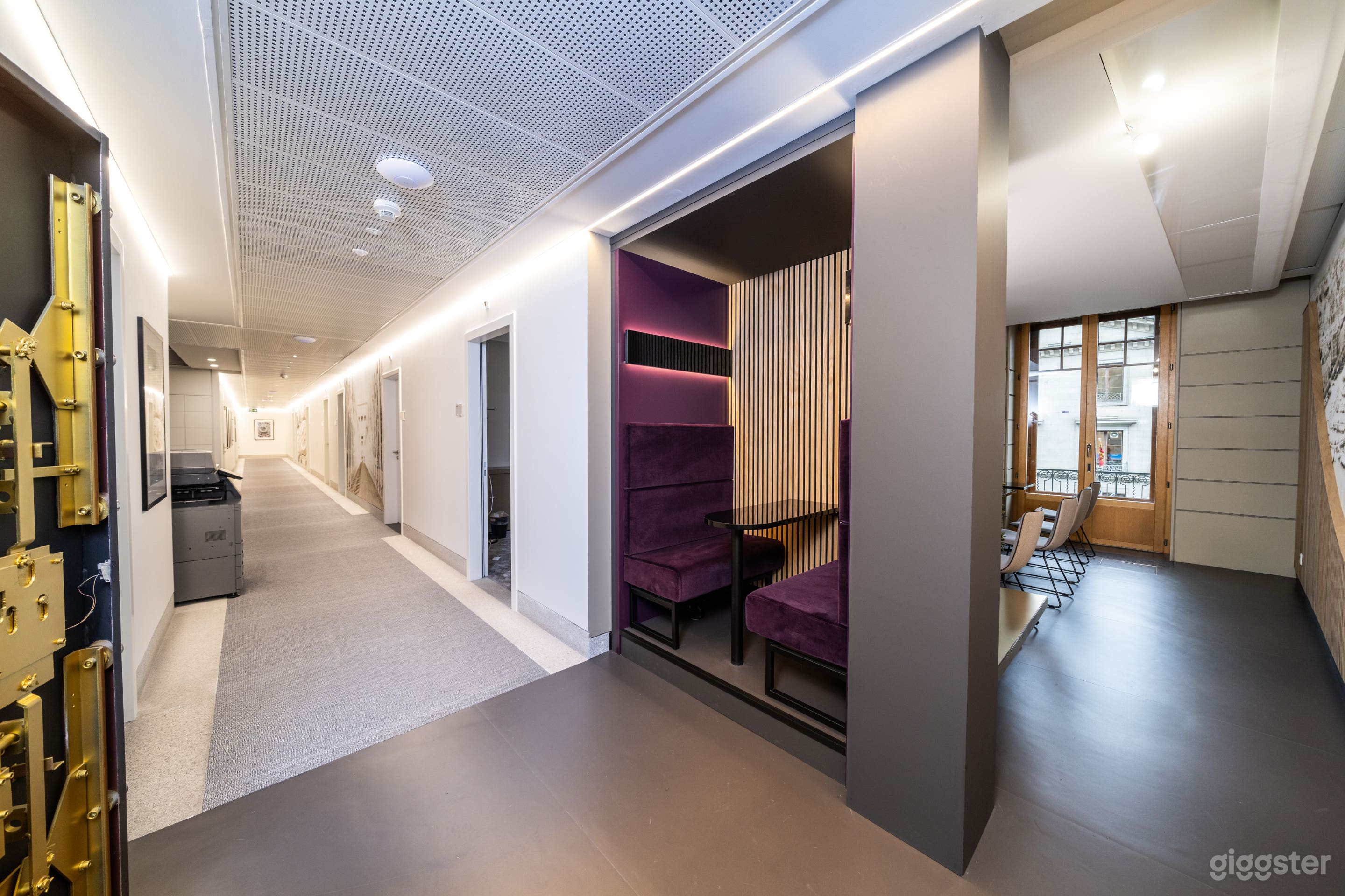 Professional Lounge for Corporate Gatherings Photo 4