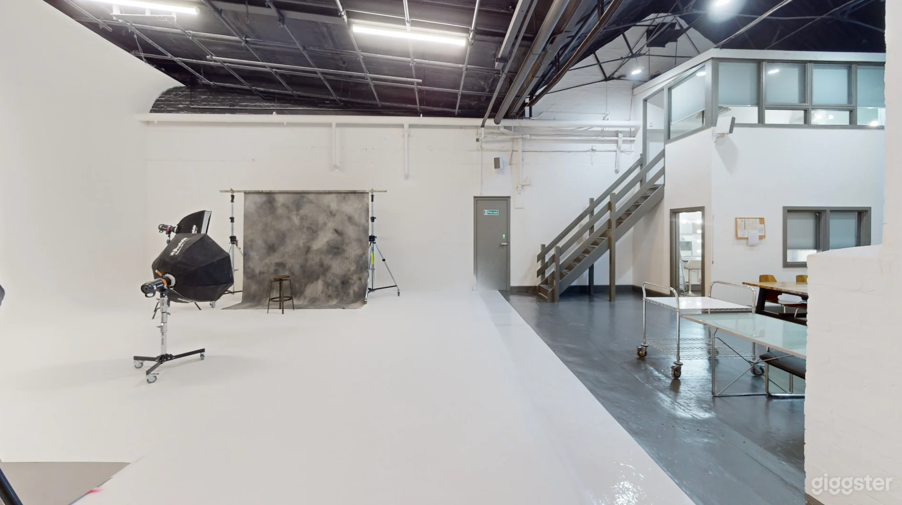 STUDIO 4 Drive In Photo 4