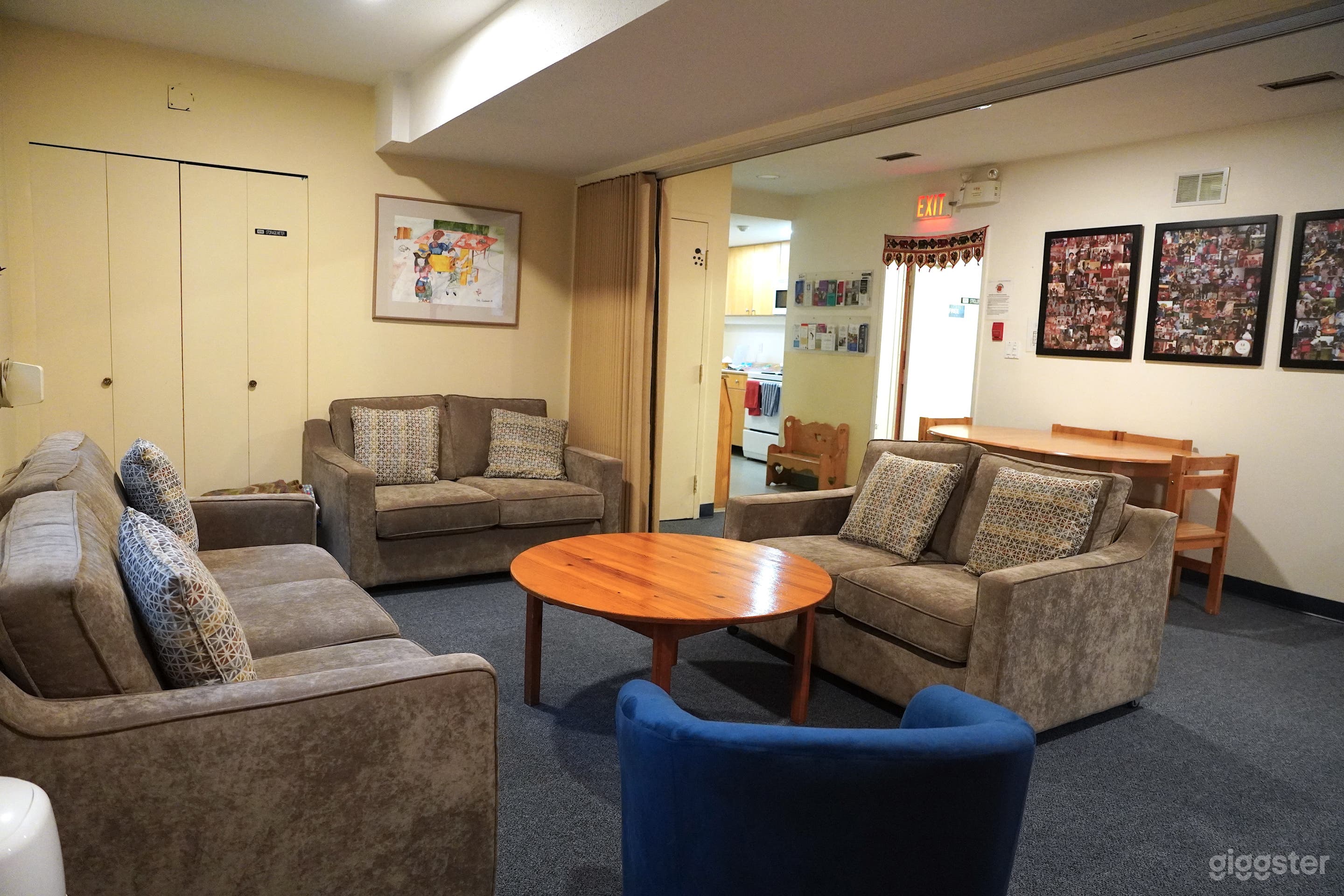 Bright and Cozy Meeting or Living Room Photo 2