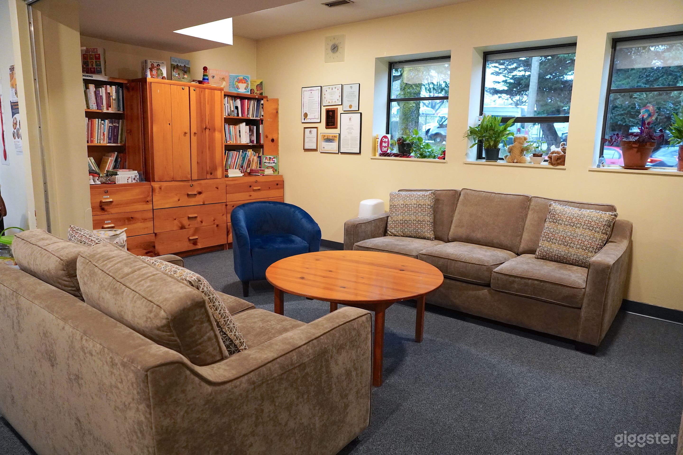 Bright and Cozy Meeting or Living Room Photo 3