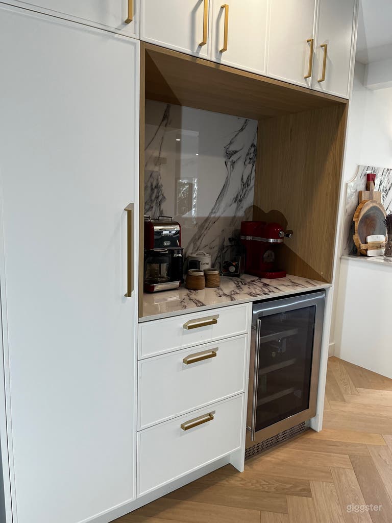  kitchen w/coffee station or bar. 