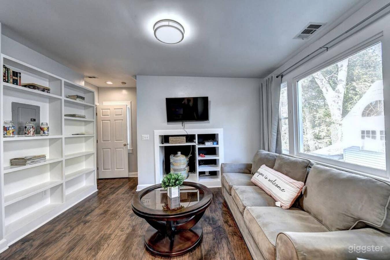 Ultra Modern Luxurious House Photo 2