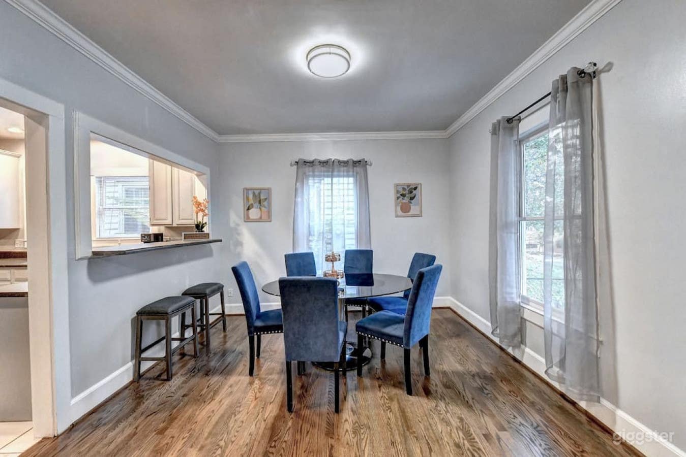 Ultra Modern Luxurious House Photo 3