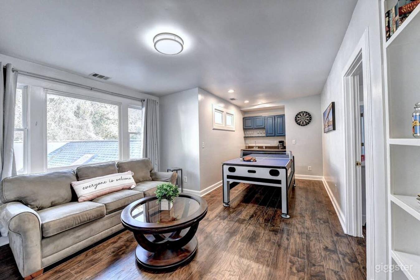 Ultra Modern Luxurious House Photo 4