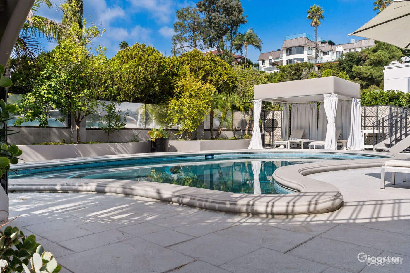  LUXE MODERN MANSION: POP-ART STYLE/POOL Photo 2