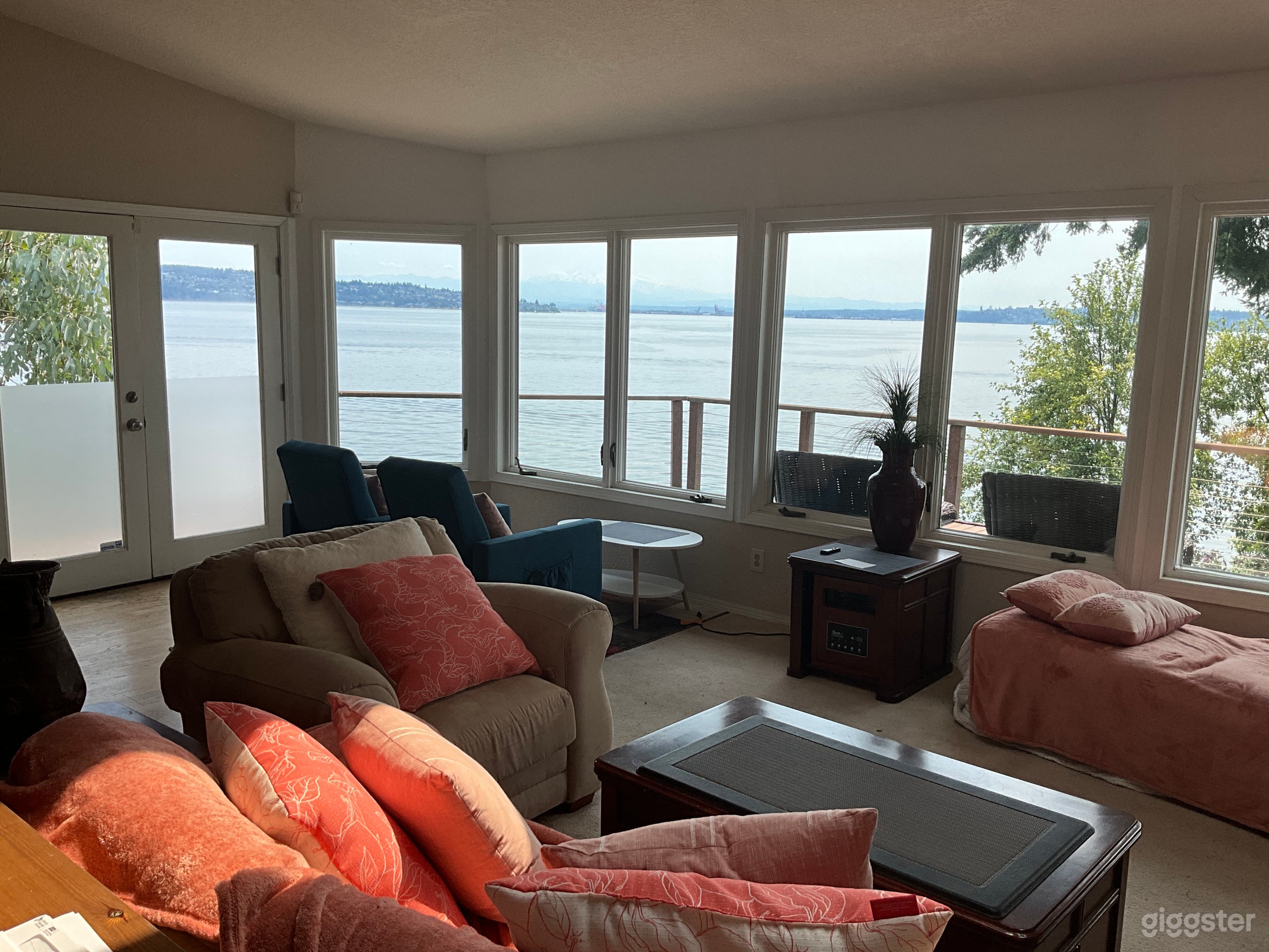 Captivating Water View Home  Photo 4