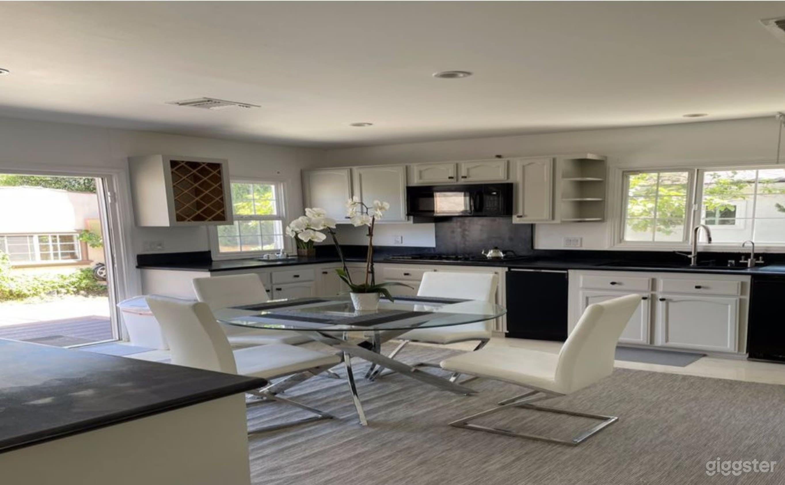 Exquisite Oasis (full buy out) Photo 4