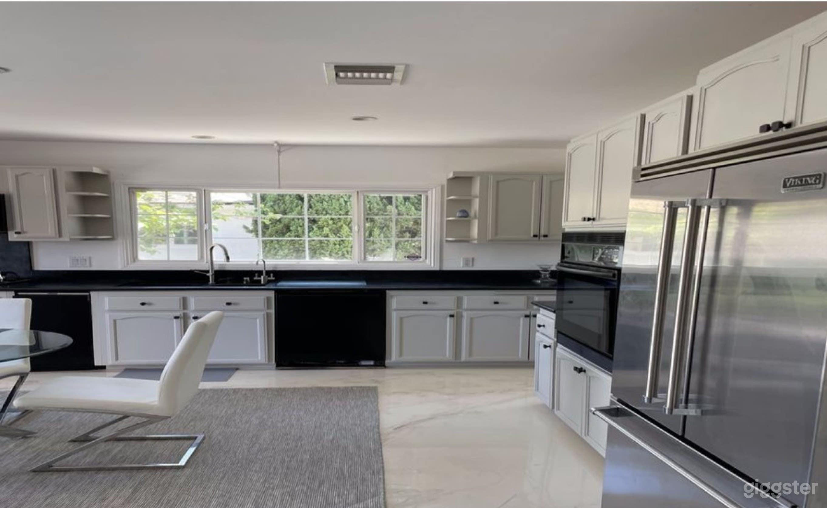 Exquisite Oasis (full buy out) Photo 3