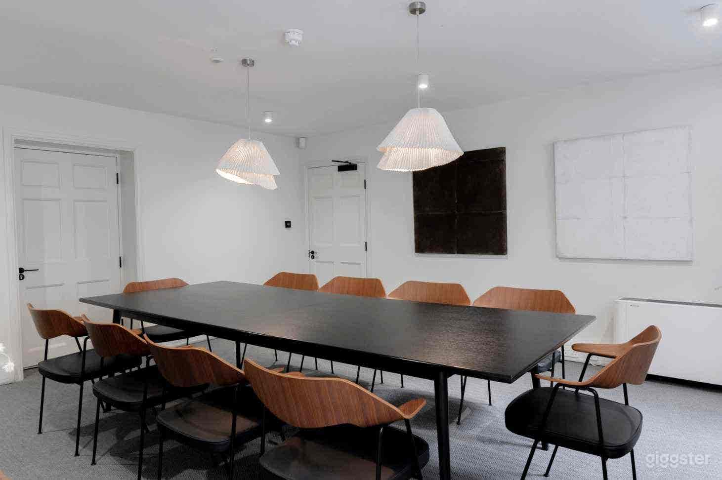 10 Person Meeting Room Photo 1