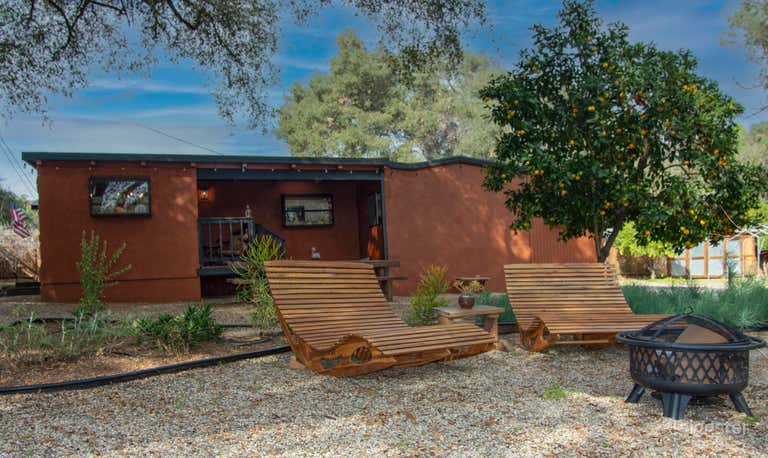  Retiro Rústico en Rancho con Terreno Abierto y Amenidades 