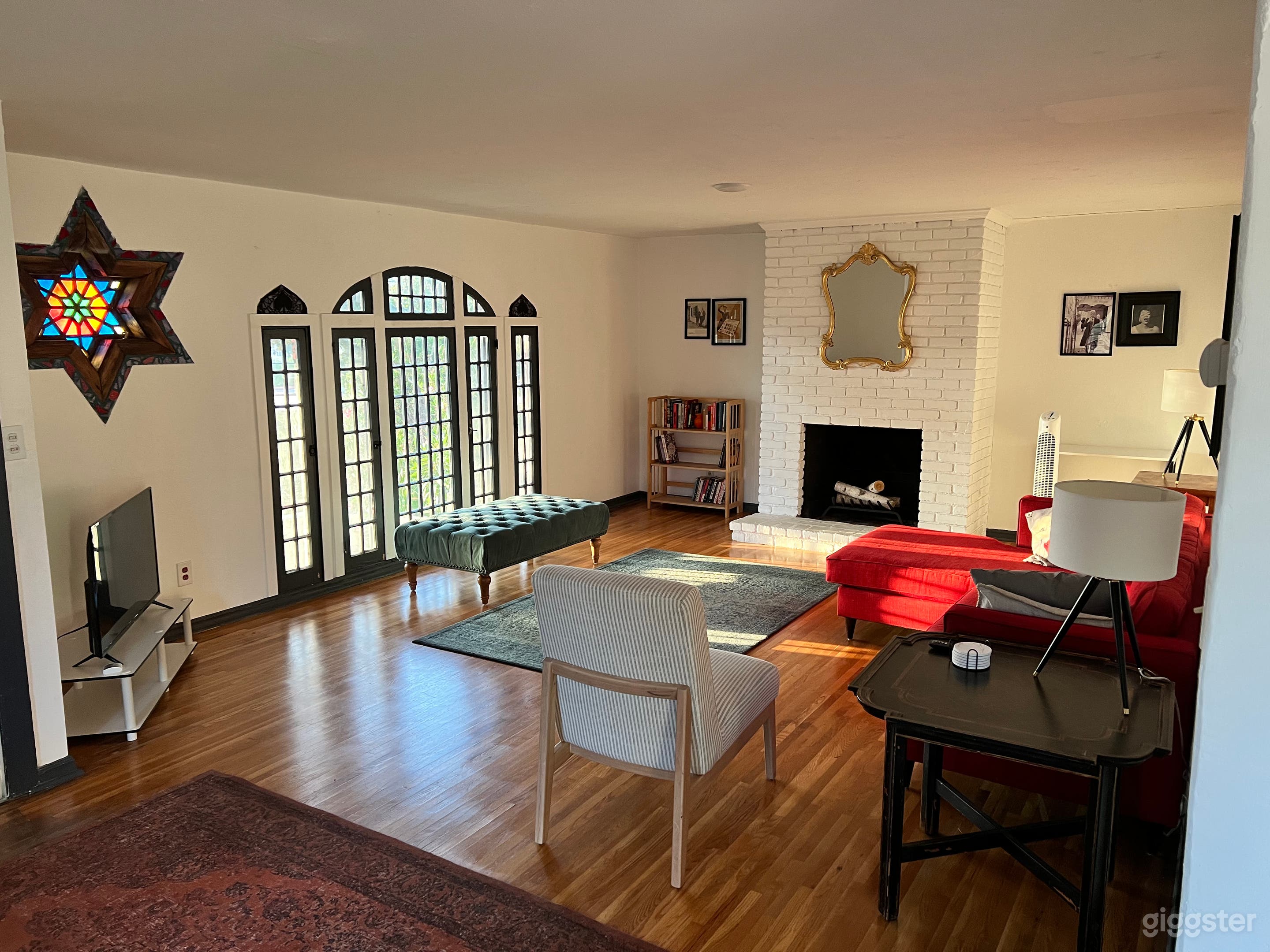 Bright Livingroom with fireplace