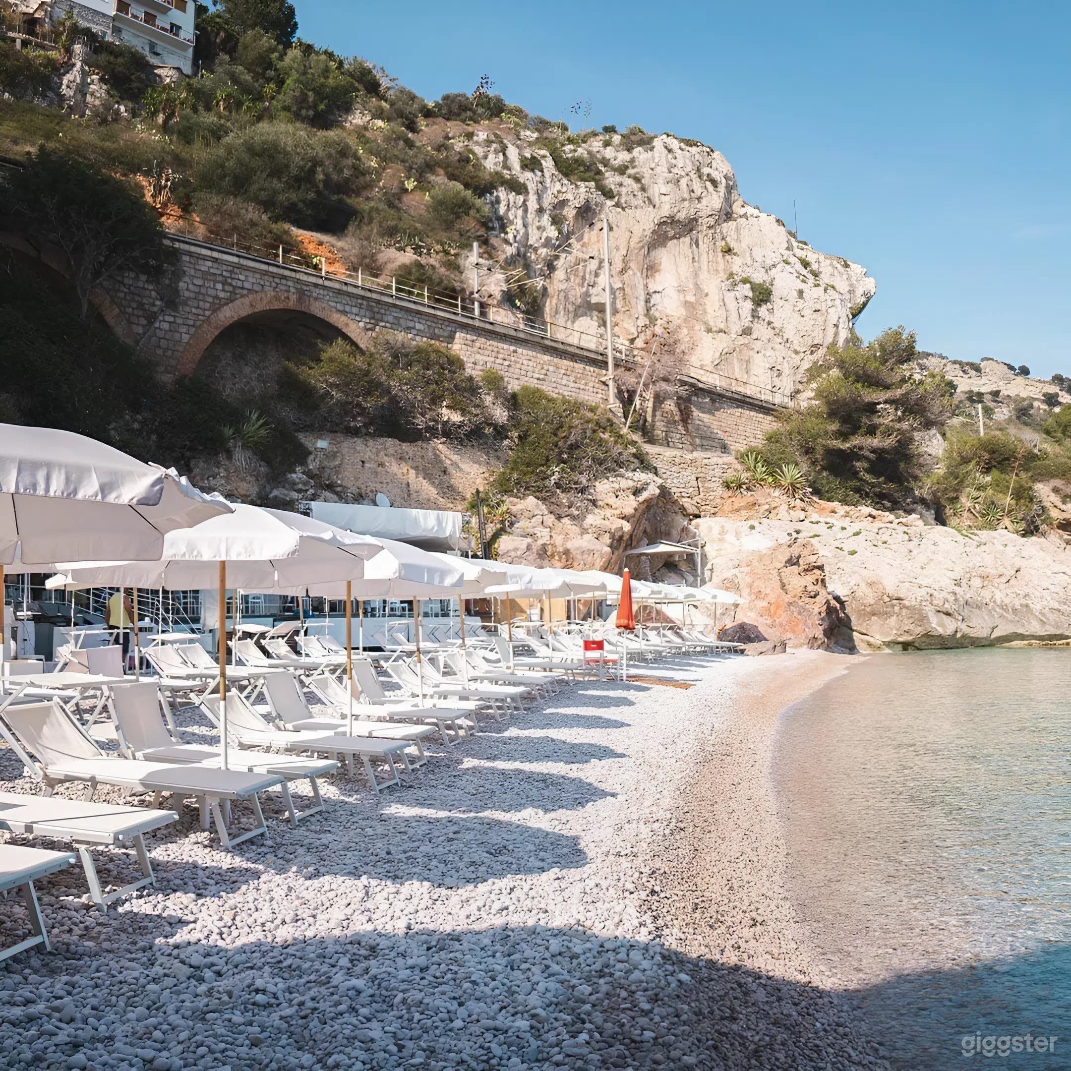 Foto di Location Esclusiva sul Mare sulla Riviera Italiana con Spiaggia 1