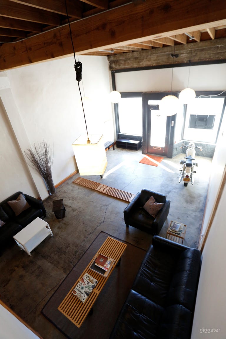  Lobby Area - High ceilings 