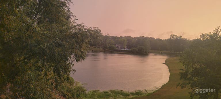  Get great pics in a suburban oasis by the lake. 