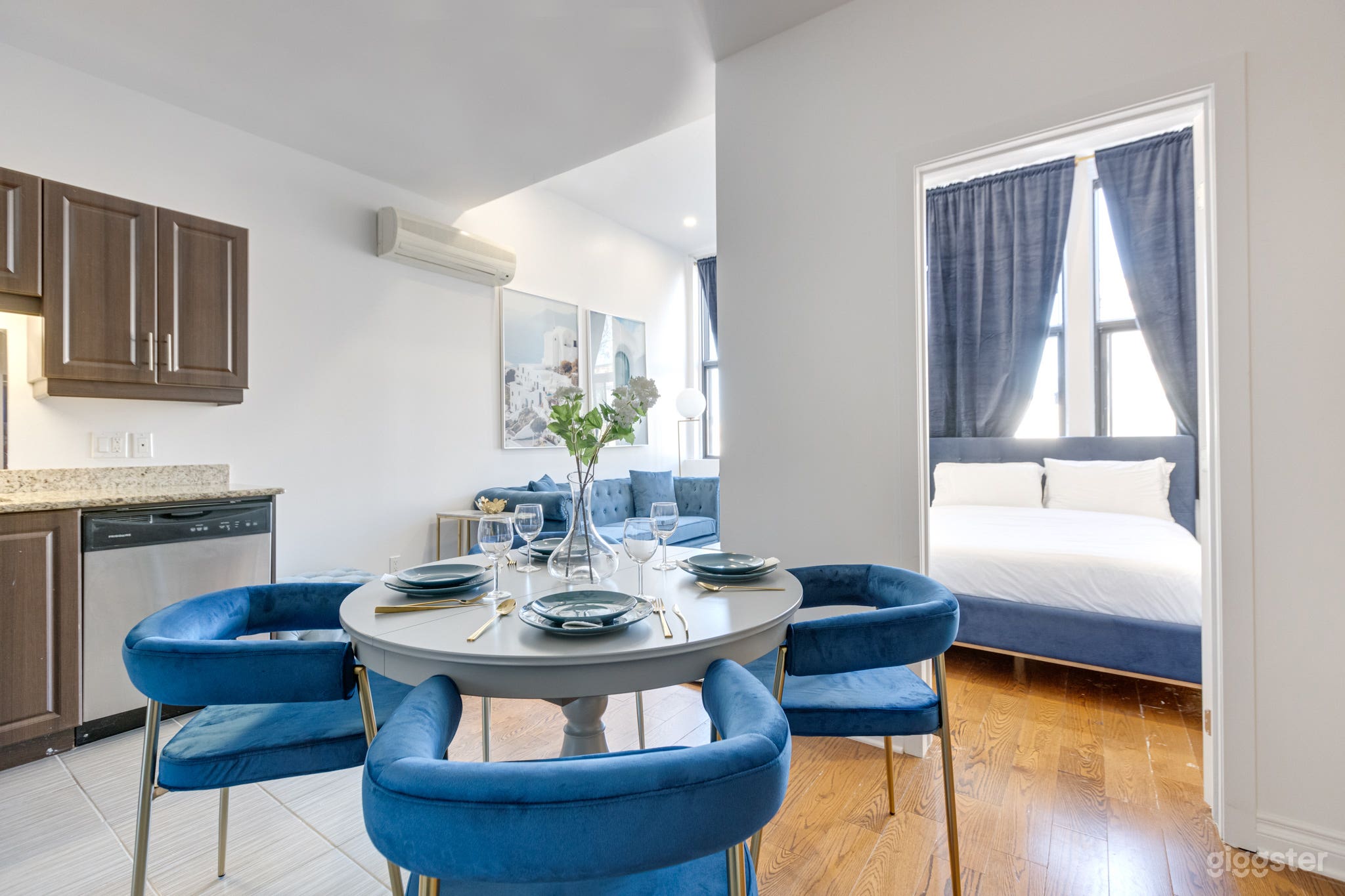 M11 | Boulevard Suites: Elegant 3 Bedroom Photo 2