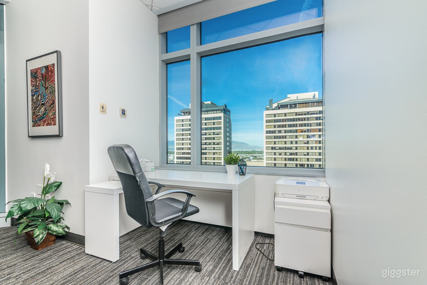 Meeting Spaces with Downtown Skyline Photo 3