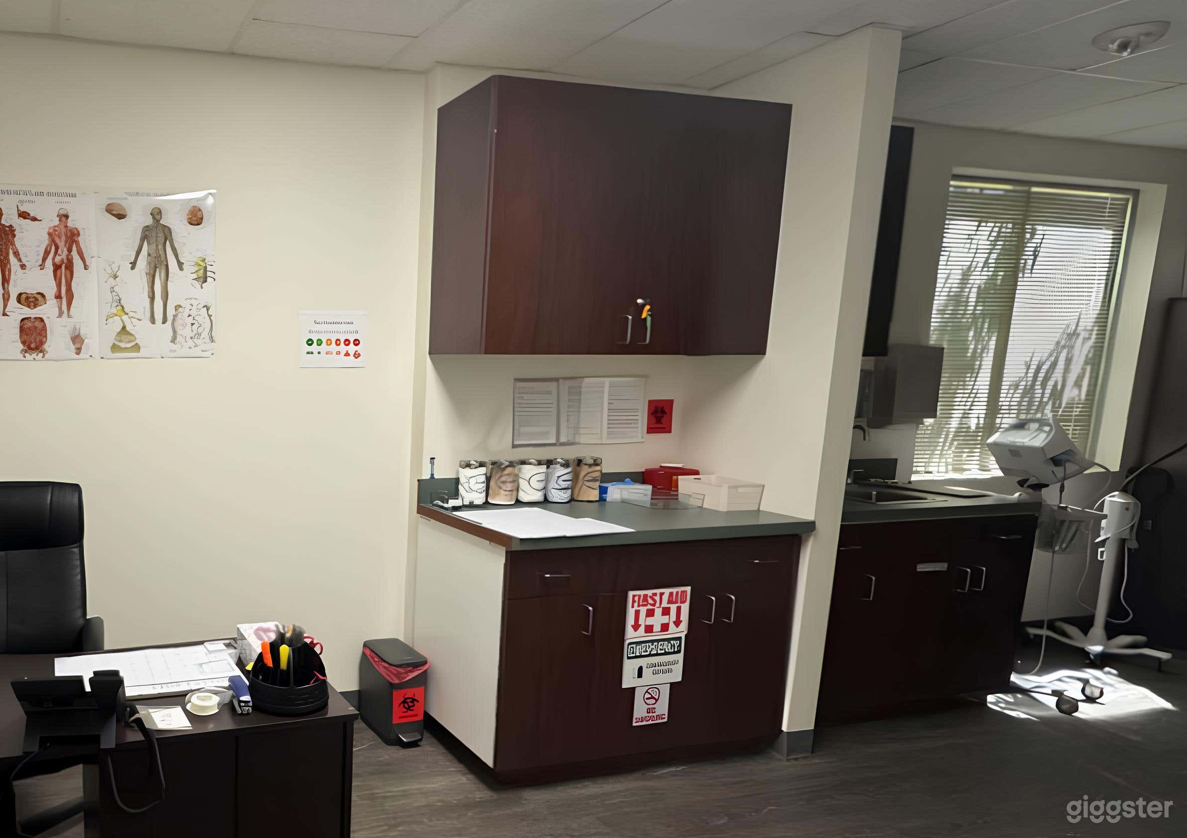 Small Hospital Consultation Room Photo 4