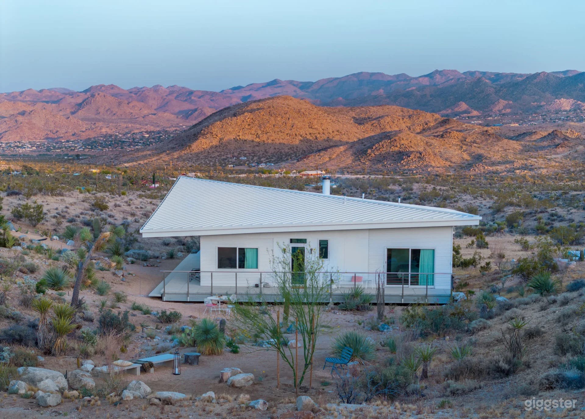 Panorama House with Desert View Photo 3