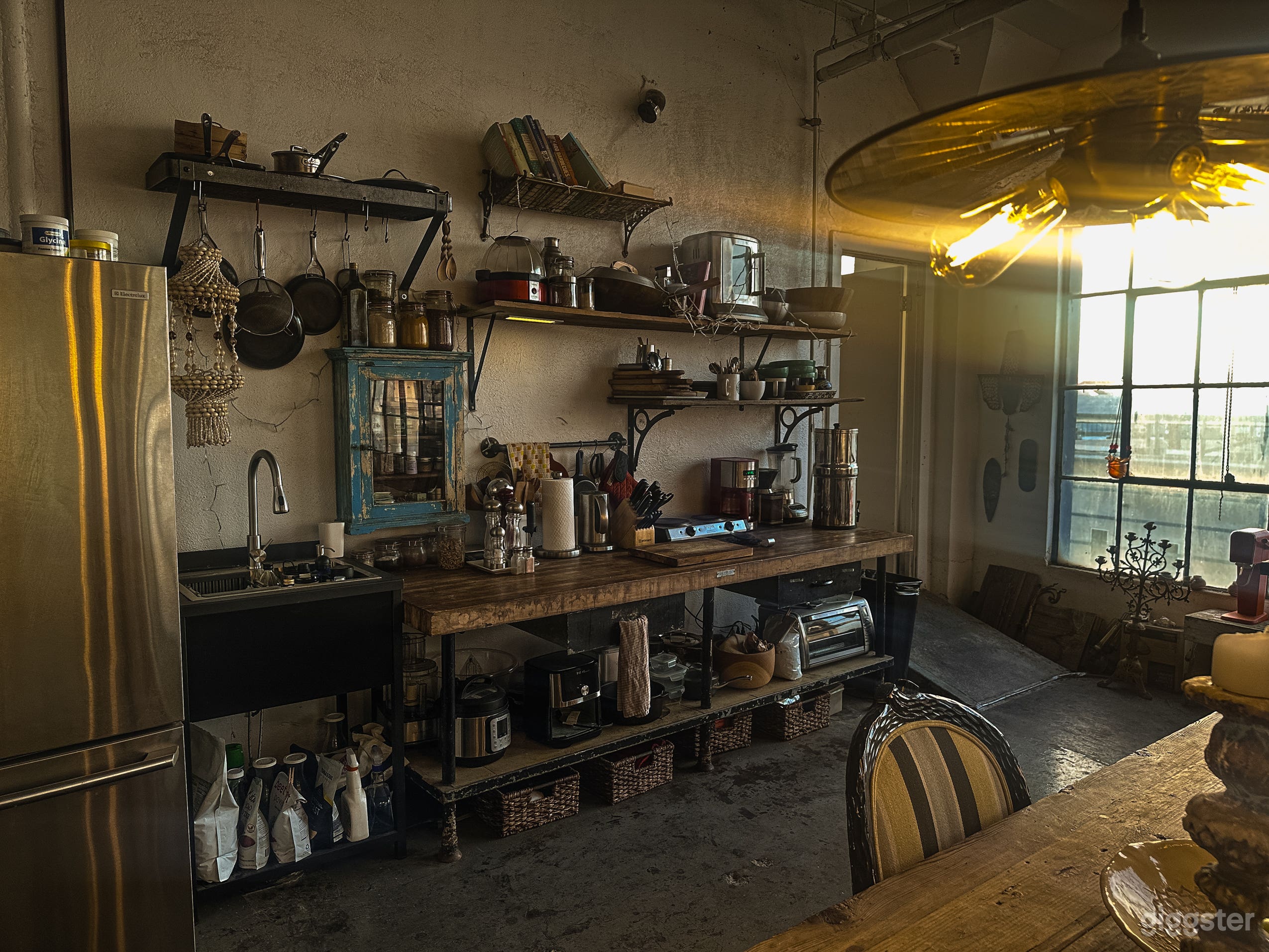 DTLA Loft Film Location & Photo Studio with 12-Foot Ceilings Photo 4