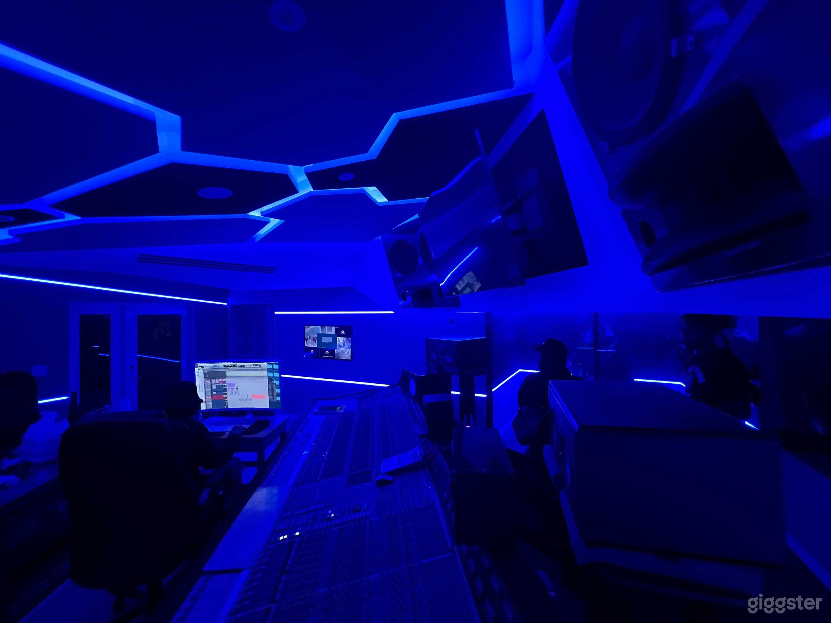 Modern Music Recording Studio/Videoshoot Live Room Photo 4