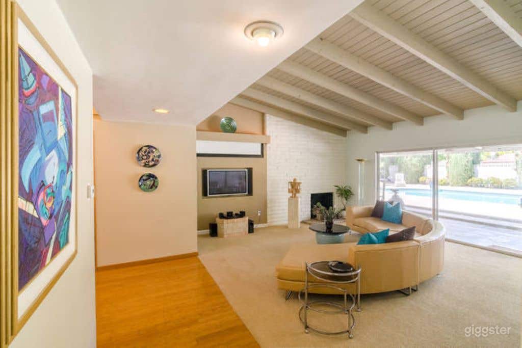 Mid Century Rambling Ranch Home for Pool Lovers Photo 4