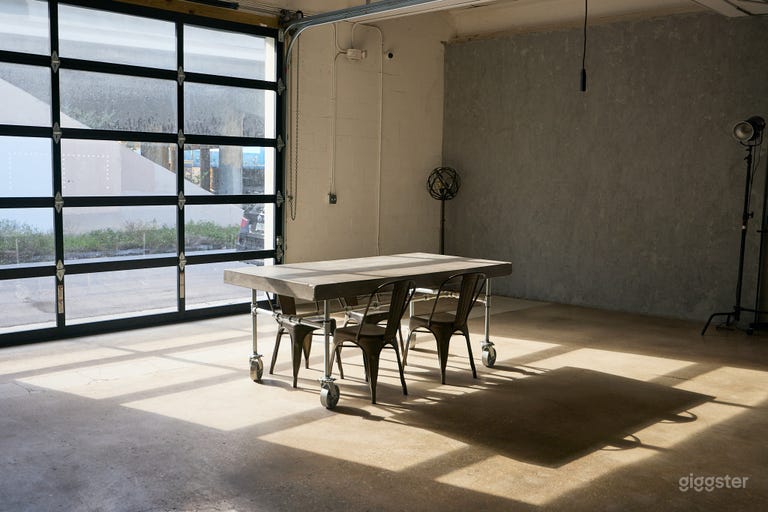  Estudio de 3000 pies cuadrados con luz natural y pared infinita 