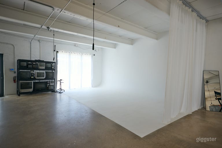  Estudio de 3000 pies cuadrados con luz natural y pared infinita 