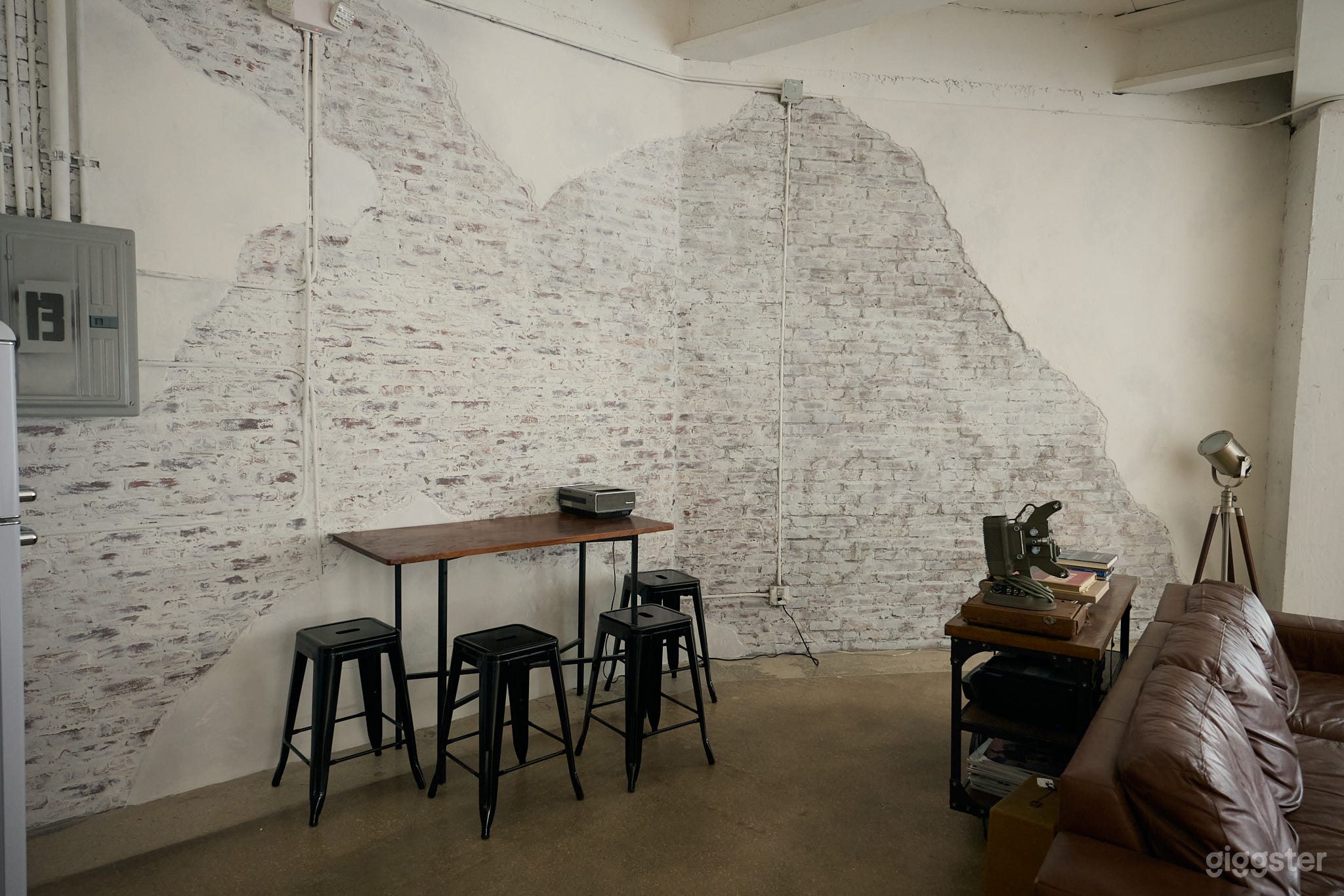 3000 sq ft studio with natural light and infinity wall Photo 4