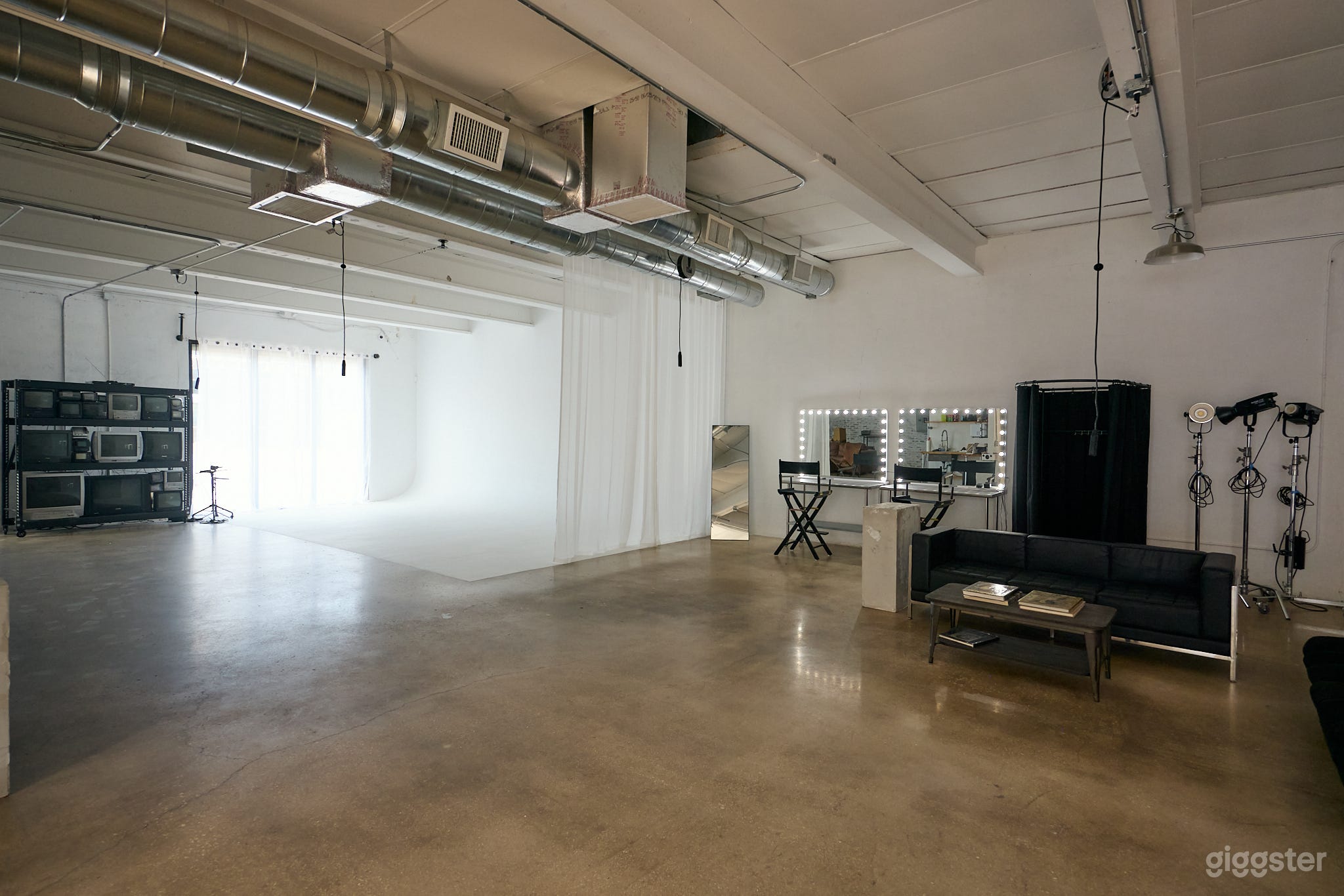 3000 sq ft studio with natural light and infinity wall Photo 1