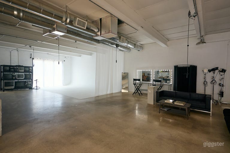  Estudio de 3000 pies cuadrados con luz natural y pared infinita 