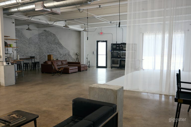  Estudio de 3000 pies cuadrados con luz natural y pared infinita 