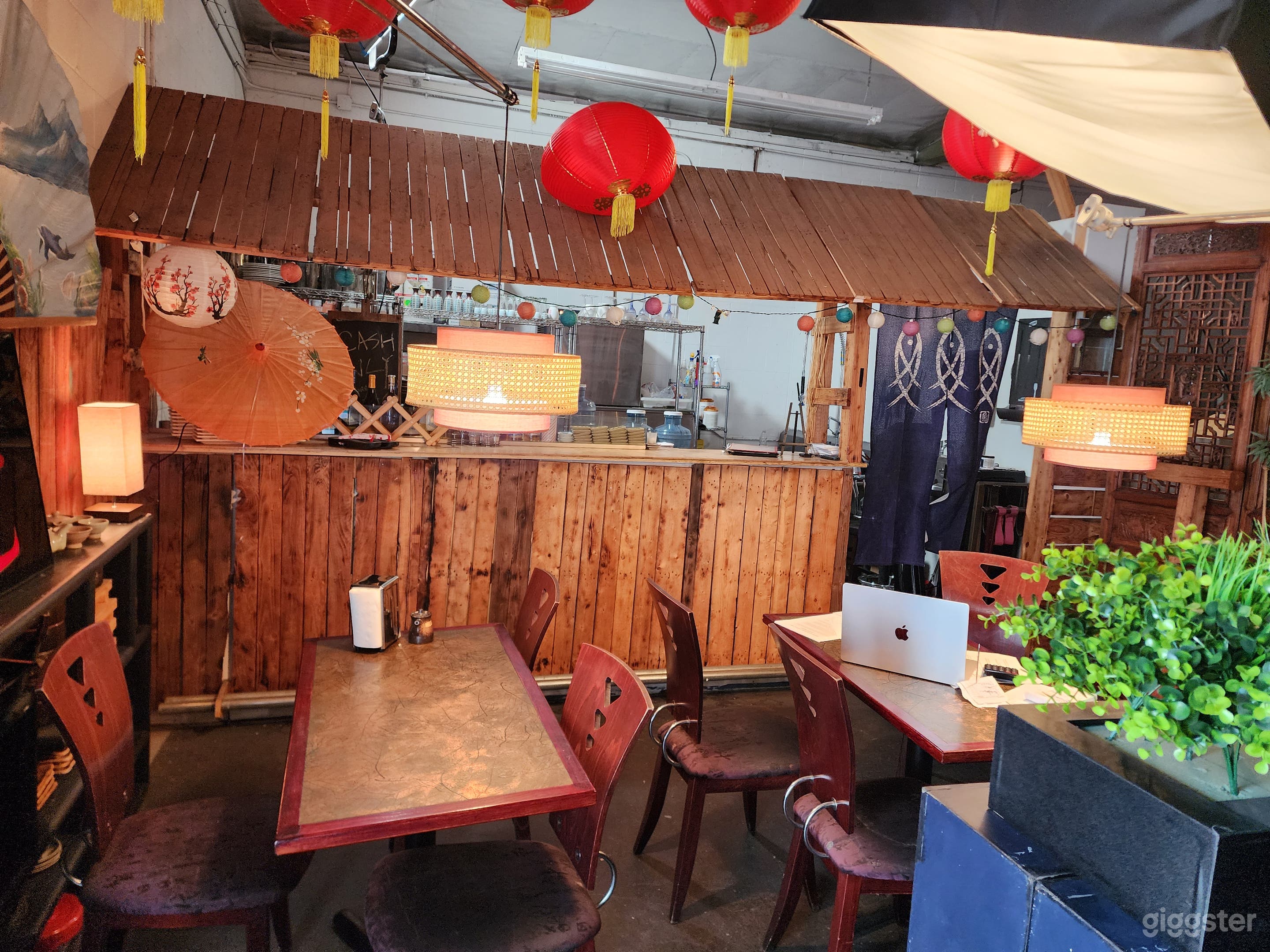 Sushi Bar/Restaurant with Abundant Authentic Props Photo 4