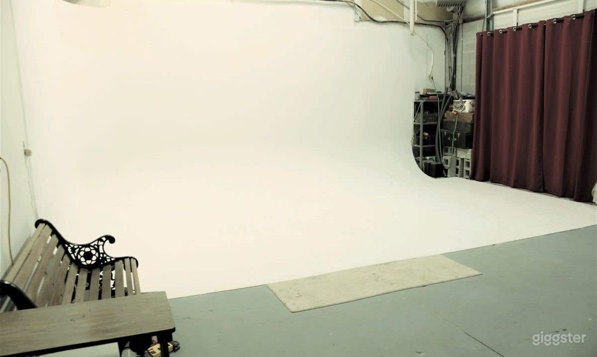 Versatile, Retro Photo Studio in Jeffersontown (Full Studio) Photo 1