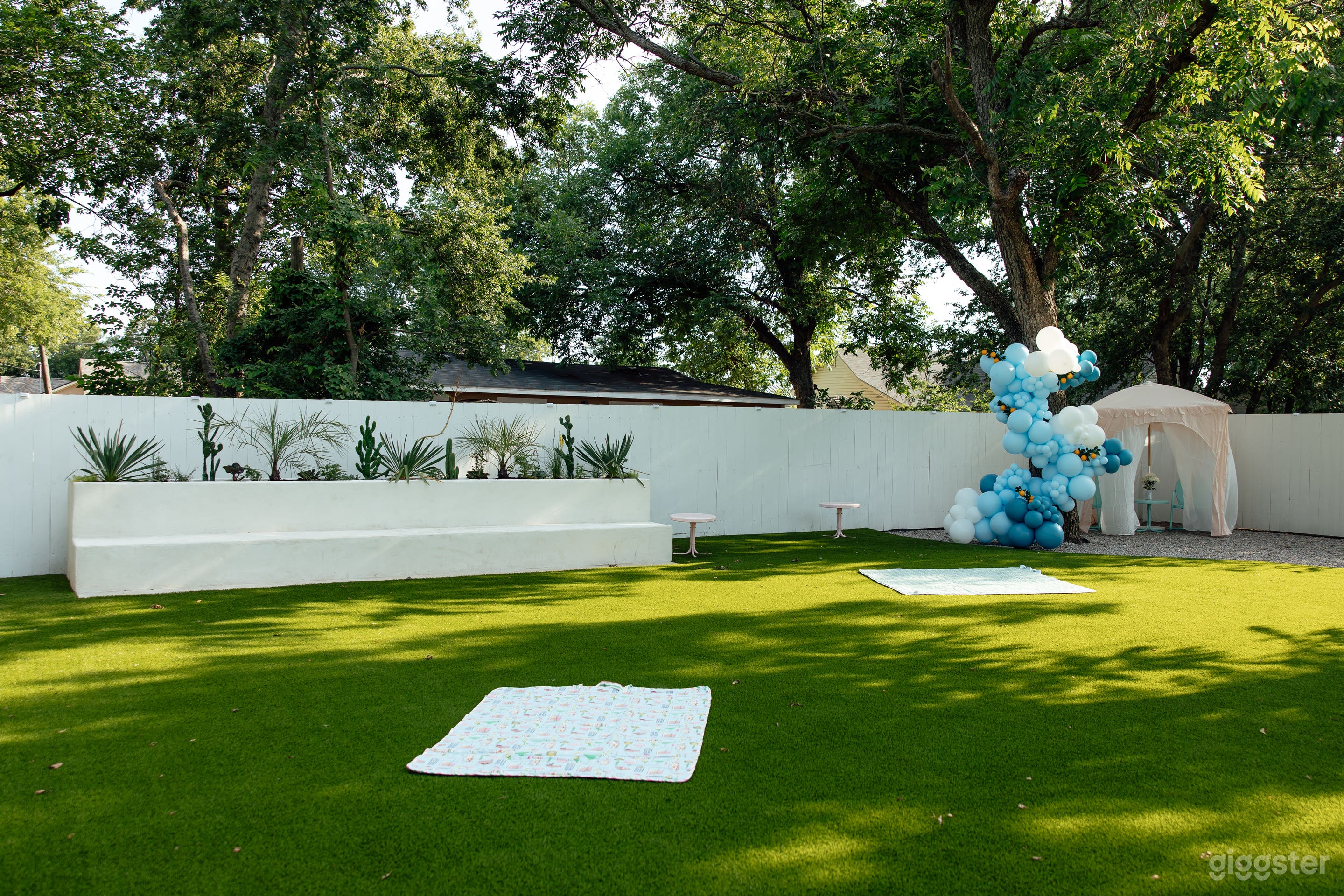 Indoor + Outdoor, Multi- Room + Backyard, Studio + Events Photo 2