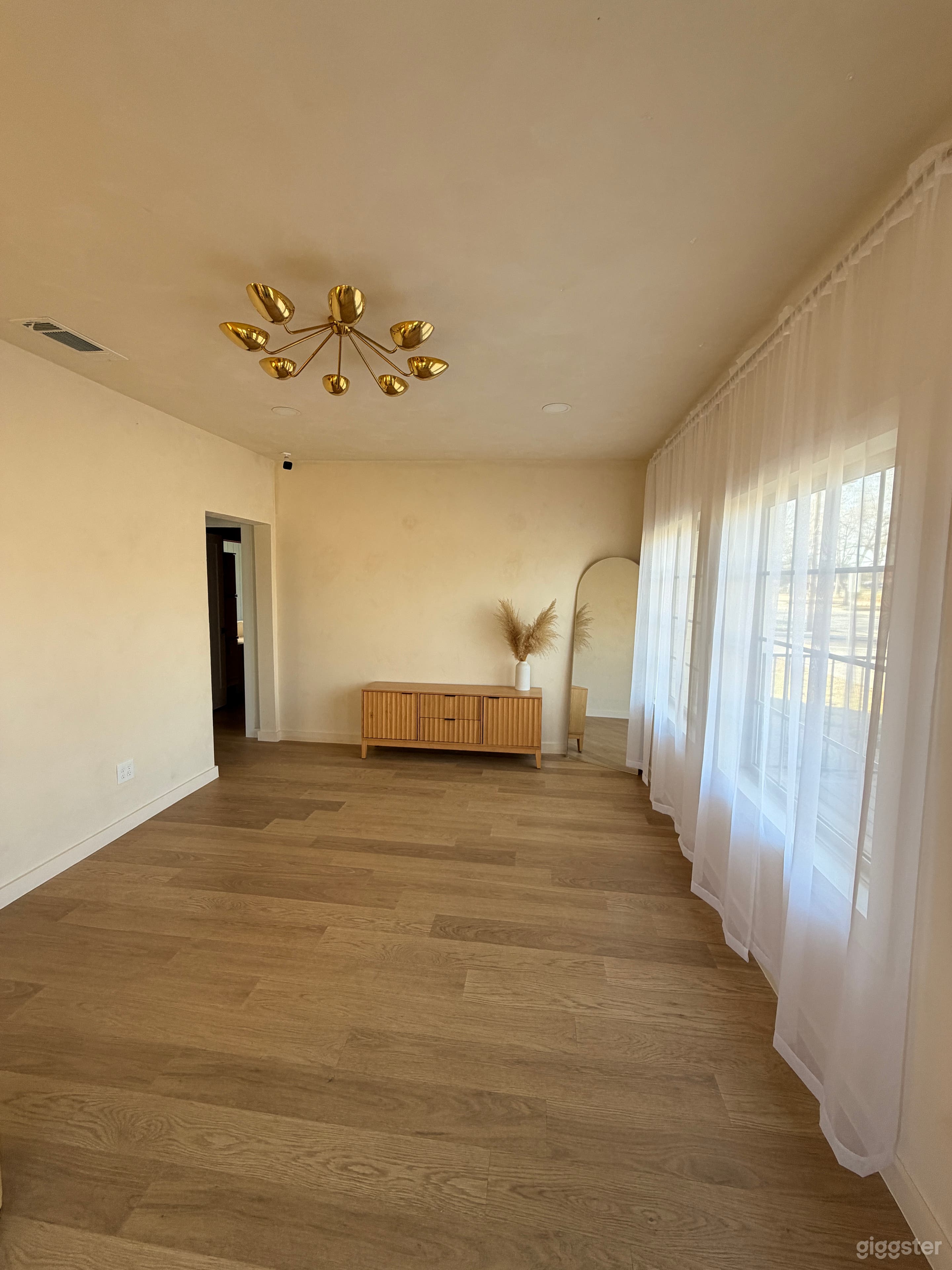Indoor + Outdoor, Multi- Room + Backyard, Studio + Events Photo 1
