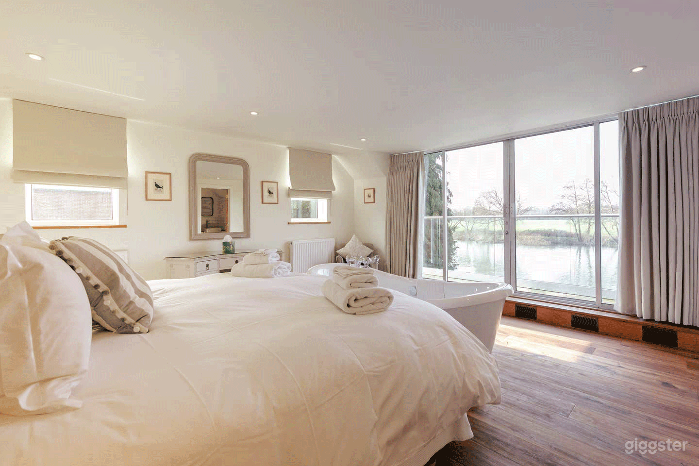 5 Bedroom House &amp; Tennis Court on a Private Island Photo 3